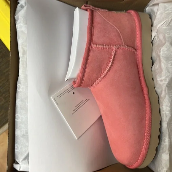 SOLD OuT💓WITH TAGS 💓 UGG®
Women's Classic Ultra Mini Shearling Booties PBSM … - Picture 9 of 13